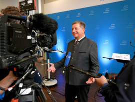 Der bayerische Bauminister Christian Berneiter bei der Pressekonferenz