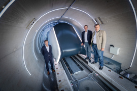 Der Hyperloop Pod in seinem Habitat. (v.l.n.r.) Domenik Radeck, Technischer Leiter TUM Hyperloop, Markus Blume, Bayerischer Wissenschaftsminister und Dr. Markus Söder, Bayerischer Ministerpräsident. Foto: Andreas Heddergott / TUM 