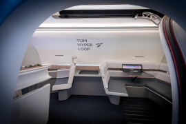 Die TUM Hyperloop Kapsel verfügt über ein spezielles Innenraumkonzept, das lange Reisen im Vakuum angenehm gestalten soll. Foto: Andreas Heddergott / TUM