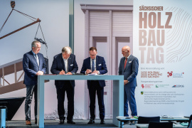 (v. l.:) Thomas Schmidt, Sächsischer Staatsminister für Regionalentwicklung, Dr. Matthias Reuschel, MFPA Leipzig, Oliver Gaber, SIB, Dr. Rolf Bösinger, Staatssekretär im Bundesministerium für Wohnen, Stadtentwicklung und Bauwesen (c) Michael Schmidt / Holzbau Kompetenz Sachsen 