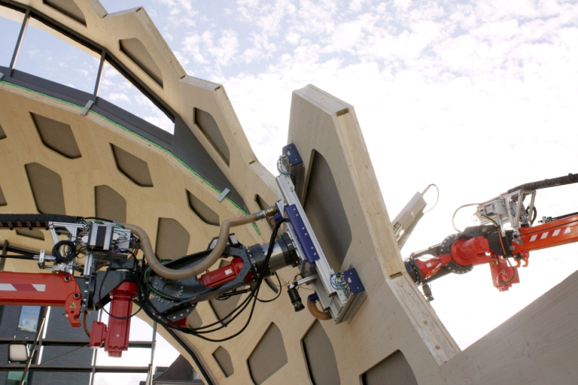 Automatisierte Spinnenkräne mit Vakuumgreifern platzieren die Bauteile an der Einbauposition, bis diese von einem weiteren Kran verschraubt werden. Foto: ICD/ITKE/IntCDC Universität Stuttgart