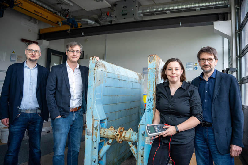 Auf dem Foto von links: Dr. Marc-André Grebe (Leiter Abteilung Transfer), Marcel Ramler, Dr. Katharina Sosinka, Prof. Dr. Jürgen Quarg-Vonscheidt. Foto: Hochschule Koblenz/Gandner