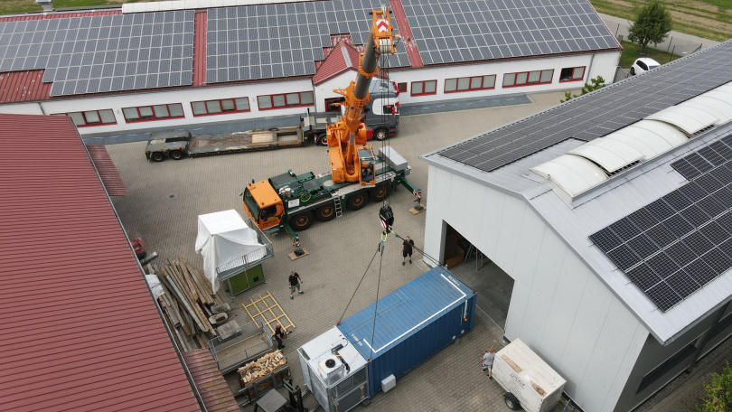 Vogelperspektive - Verladung des Containers auf dem OHS-Firmengelände in Schweitenkirchen