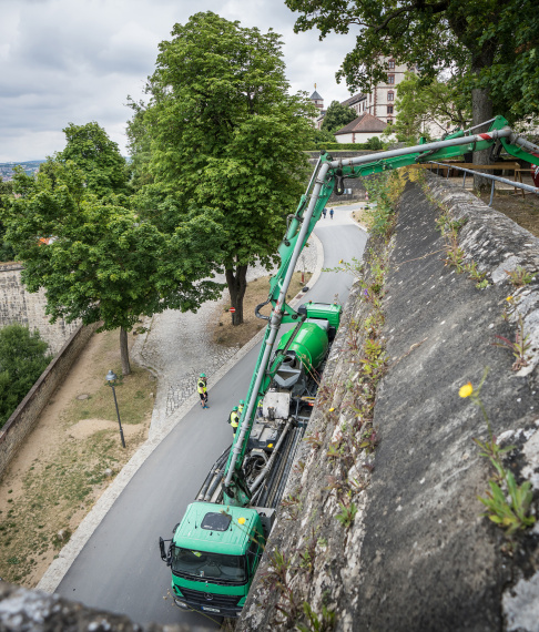 Eine zweite Betonpumpe leitete den Beton über eine zweite Festungsmauer direkt zum Verarbeitungsort. © Heidelberg Materials / Philipp Reimer