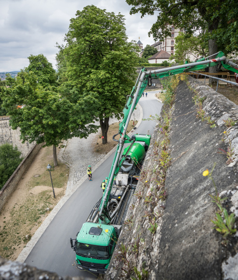 Eine zweite Betonpumpe leitete den Beton über eine zweite Festungsmauer direkt zum Verarbeitungsort. © Heidelberg Materials / Philipp Reimer