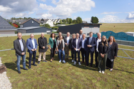 Freude in Schauenstein: Das Dach der neuen Schulturnhalle wird durch modernste Technik zum Hochwasserschutz und zur Wasserspeicherung bereichert; Foto: Hochschule Hof;