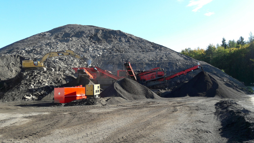 Schwarze Asphaltberge: Der Schweizer Ausbauasphalt soll möglichst komplett wieder zurück in die Straßen. Bild: Empa