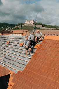 Mit 20.000 Solarziegeln hat die Kongregation der Schwestern des Erlösers ihr Mutterhaus in der Würzburger Altstadt fit für die Zukunft gemacht. Ein Projekt mit Vorbildfunktion. Foto: Matthias Hofner / BLfD