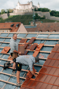 Mit 20.000 Solarziegeln hat die Kongregation der Schwestern des Erlösers ihr Mutterhaus in der Würzburger Altstadt fit für die Zukunft gemacht. Ein Projekt mit Vorbildfunktion. Foto: Matthias Hofner / BLfD