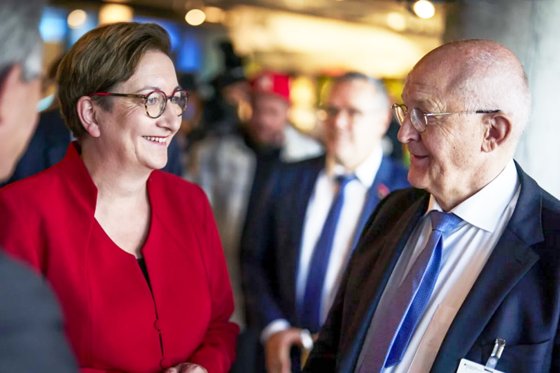 Klara Geywitz, Bundesministerin für Wohnen, Stadtentwicklung und Bauwesen und Dr. Heinrich Bökamp, Präsident der Bundesingenieurkammer. Foto: Henning Schacht / BMWSB