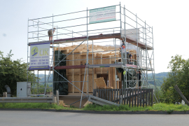 Das erste Haus mit diagonalem Schrägdach steht für einen ökologischen Ansatz und setzt auf natürliche Materialien sowie einen minimalen Einsatz an Haustechnik. (Bild: Benedict Bremert / TH Köln)