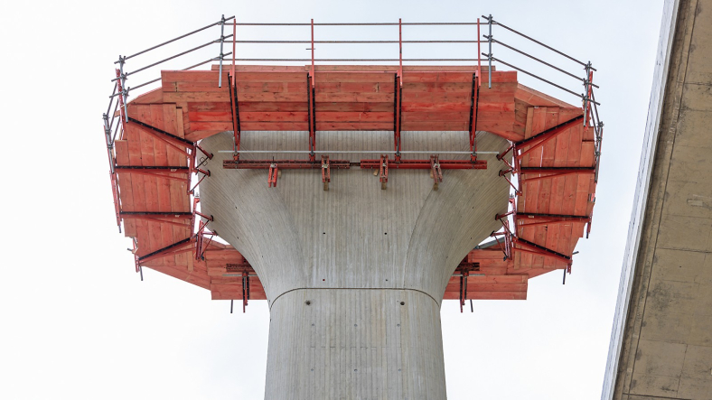 Sichere, umlaufende Arbeitsbühne: Zur Montage der Auflager und beim Vorschub des Überbaus diente das an den Pfeilerköpfen montierte VARIOKIT Gesimskappen- und Konsolsystem VGK als sichere, umlaufende Arbeitsbühne in großer Höhe. 