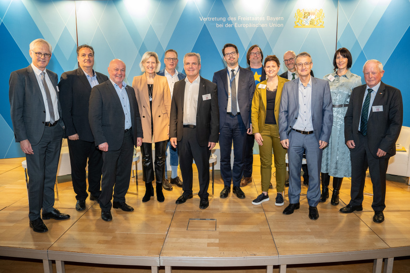 Podium und Präsidium (v.l.n.r.) Dr. Markus Beck, 1.VFB-Vizepräsident, Alexander Lyssoudis, VFB-Vizepräsident, Rudolf Kolbe, Stellvertretender Vorsitzender, Gruppe Organisationen der Zivilgesellschaft, Europäischer Wirtschafts- und Sozialausschuss, Mitglied des Präsidiums und EU-Beauftragter der Bundeskonferenz der Freien Berufe Österreichs, Prof. Dr. Angelika Niebler, MdEP (EVP), Mitglied im Ausschuss für Industrie, Forschung und Energie des Europäischen Parlaments und Vorsitzende der CSU-Europagruppe, Moderator Peter Klotzki, Hauptgeschäftsführer beim Bundesverband der Freien Berufe (BFB), Dr. Thomas Kuhn, VFB-Präsident, Henning Ehrenstein, Referatsleiter, Generaldirektion Binnenmarkt, Industrie, Unternehmertum und KMU (GROW), Europäische Kommission, Christian Schnurer, VFB-Vizepräsident, Franziska Scharpf, VFB-Vizepräsidentin, Michael Schick, Syndikusrechtsanwalt, Geschäftsführer EU-Verbindungsbüro Brüssel, Bundessteuerberaterkammer KdöR, Dr. Bruno Waldvogel, VFB-Vizepräsident, Dr. Andrea Albert, VFB-Vizepräsidentin, Dr. Fritz Kempter, VFB-Ehrenpräsident. Foto: Zacarias Garcia)
