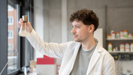 Im Labor konnte Frédéric Lapierre das Bakterienwachstum deutlich verbessern (Foto: Johanna Weber) 