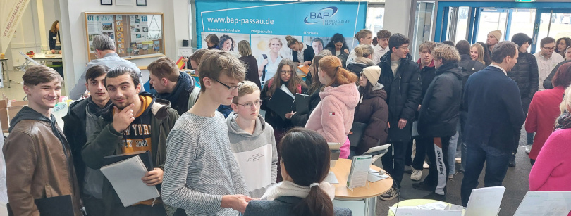 Rund 400 Schülerinnen und Schüler des Wilhelm-Diess-Gymnasiums sowie der umliegenden Gymnasien haben an der Messe teilgenommen.