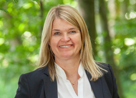 „Inspiration und Motivation“: Holzbau-Unternehmerin Dagmar Fritz-Kramer erhält den diesjährigen Deutschen Umweltpreis der Deutschen Bundesstiftung Umwelt (DBU). Die Diplom-Ingenieurin ist Geschäftsführerin des Allgäuer Familienbetriebs Bau-Fritz GmbH & Co. KG, der bei Neubau, Sanierungen und Aufstockungen zentral auf den Baustoff Holz setzt – einen echten Klimaschützer, der Kohlenstoff bindet und die Bildung von klimaschädlichem Kohlendioxid verhindert. © Foto: Baufritz 