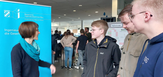 Stephanie Sierig im Gespräch mit Schülern am Kammerstand 