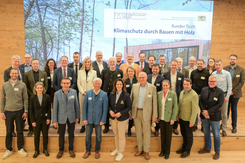 Die Teilnehmerinnen und Teilnehmer am Runden Tisch "Klimaschutz durch Bauen mit Holz" mit Forstministerin Michaela Kaniber (vorne Mitte). Links hinter der Ministerin: Prof. Dr. Norbert Gebbeken, Präsident der Bayerischen Ingenieurekammer-Bau. Foto: Pia Regnet/StMELF