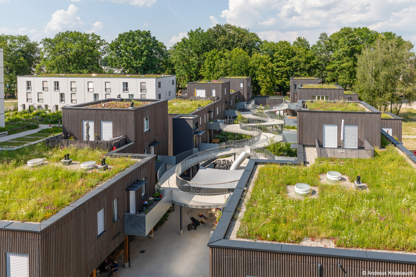 Teil der ökologischen Mustersiedlung im Prinz Eugen Park in München: Der Gebäudekomplex der Baugemeinschaft „gemeinsam größer II“ mit Gründächern. Insgesamt speichern die Gebäude der gesamten Mustersiedlung in der Holz-Konstruktion langfristig über 12.500 t CO₂. Foto: Andreas Knoblauch