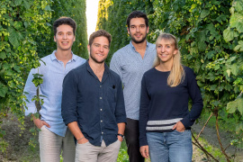 Das Team hinter HopfON: Matthias Steiger (hinten links), Mauricio Fleischer Acuña (hinten rechts), Thomas Rojas Sonderegger (vorne links) und Marlene Stechl (vorne rechts). Foto: Astrid Eckert / TUM