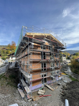 Neubau am Tegernsee: Beim eingesetzten „LB-Lüftungssystem“ sind Gebläse und Wärmetauscher in der Rollladen-Variante unsichtbar in der Fassade integriert. (Bild: Krämmel Unternehmensgruppe)