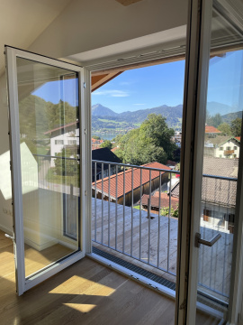 Die Personalwohnungen in Tegernsee bieten einen wunderbaren Ausblick auf die Landschaft am Fuße des Wallbergs. (Bild: Krämmel Unternehmensgruppe)