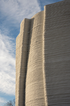 Die zielsichere Festigkeitsentwicklung und hohe Formtreue des 3D-Druckbetons ermöglichten bei den Wänden, neben der Wellenform, auch einen Überhang von bis zu 18 Grad. © Foto: Heidelberg Materials AG / Christian Buck