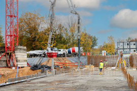 Mittels einer Betonpumpe wird der Beton eingebaut: Rund 7.500 Kubikmeter Recycling-Beton der Marke Vertua® liefert Cemex für den Schulneubau. Foto: Foto Sobolewski