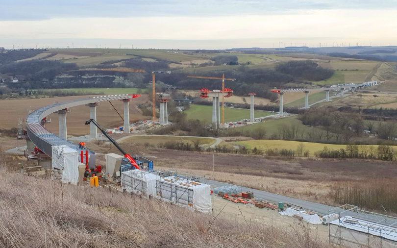  Blick vom Taktkeller Nord über das Saaletal - Der Endverschub hat problemlos geklappt, der Stahlhohlkasten wurde in seiner Endposition fixiert. Foto: © Krebs+Kiefer 