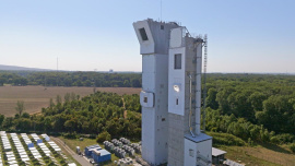 Der Multifunktionsturm des DLR in Jülich wird von vielen Heliostaten angestrahlt. Dadurch liefert er jede Menge Wärme zur Produktion von Synthesegas. © Foto: DLR
