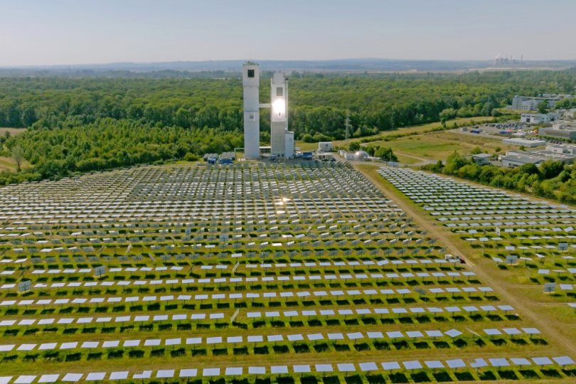 Luftaufnahme des Solarturms und des Spiegelfeldes des DLR, Jülich. Das Spiegelfeld bündelt die Sonnenstrahlung auf den Solarturm und heizt den Solarreceiver auf. © Foto: Synhelion