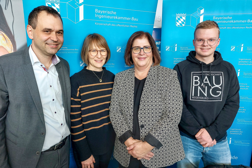 Der Passauer Landrat Raimund Kneidinger, Frau Dipl.-Ing. (FH) Stephanie Sierig von der Bayerischen Ingenieurekammer-Bau, die 2. Bürgermeisterin von Pocking, Frau Barbara Weiß und Bauingenieurstudent Felix Wimmer am Stand der Kammer (v.l.). 