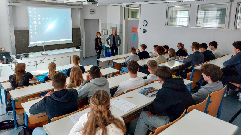 Dipl.-Ing. (FH) Stephanie Sierig von der Bayerischen Ingenieurekammer-Bau und Prof. Dr.-Ing. Hans Bulicek, unser Hochschulbeauftragter an der Technischen Hochschule Deggendorf, beim Vortrag und der anschließenden Fragerunde mit den Schülerinnen und Schülern.