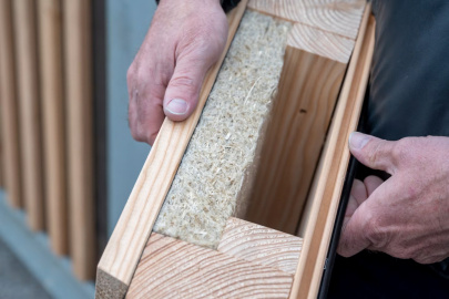 Die Elemente der Lärmschutzwand bestehen aus den nachwachsenden Rohstoffen Hanf und Lärche, die vollständig recyclebar sind. Foto: © Armin Weigel / Rau Geosysteme GBK