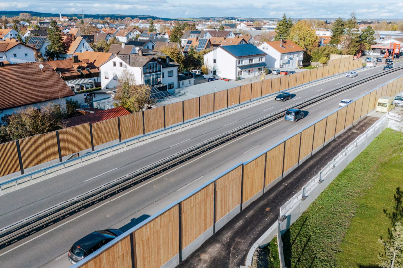 Nachhaltige Lärmschutzwand aus Hanf und Lärche