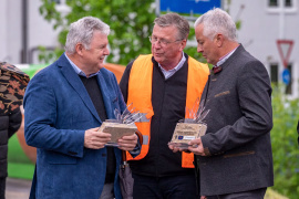 Bayerns Bau- und Verkehrsminister Christian Bernreiter (Mitte) besuchte den Spatenstich für dieses weltweit einzigartige Projekt. (Foto: © Armin Weigel / Rau Geosysteme GBK)