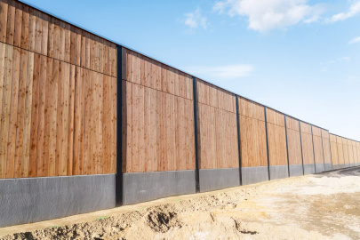 Die Wandelemente aus regionalem, unbehandeltem Lärchenholz sind besonders robust und witterungsbeständig. Foto: Josef Rädlinger Bauunternehmen GmbH