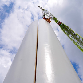 Die vorgefertigten Module können mit üblichen Lastwagen transportiert und vor Ort mit einem Kran zu einem Turm zusammengesetzt werden. Foto: Modvion