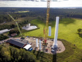 Ein herkömmlicher Kran kann die 14 Meter langen, hölzernen Viertelschalen für den Windkraft-Turm auf der Baustelle bewegen, da sie so leicht sind. Foto: Paul Wennerholm / Modvion