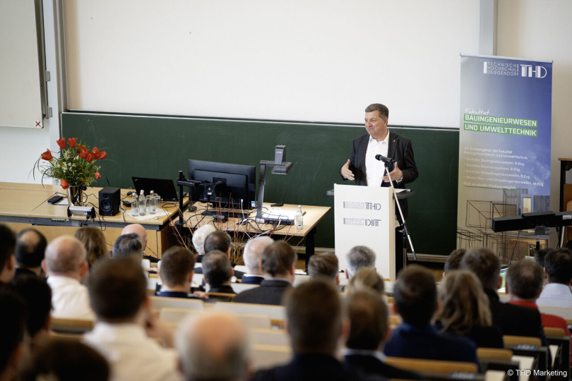 Bauminister Bernreiter beim Bau- und Umweltsymposium der TH Deggendorf