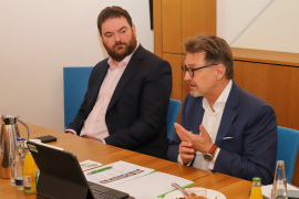 Dr.-Ing. Werner Weigl (r.), 2. Vizepräsident der Bayerischen Ingenieurekammer-Bau und Tobias Beck (l.), MdL, digital- und verkehrspolitischer Sprecher der Freie Wähler Fraktion im Bayerischen Landtag. Foto: FREIE WÄHLER Landtagsfraktion