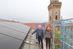 Klima- und Denkmalschutz im Einklang: Neue Solaranlage auf dem Dach des Rathauses in Fürth