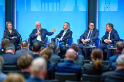 Prof. Elisabeth Endres, Prof. Dr.-Ing. Norbert Gebbeken, Prof. Dr. Matthias Ottmann, MdB Sören Bartol und Bauminister Christian Bernreiter (v.l.). Foto: Henning Schacht / StMB