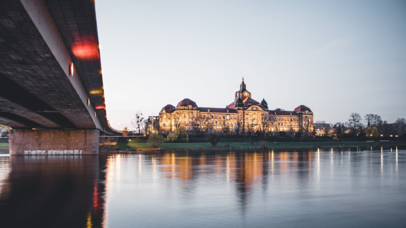 Die frisch sanierte Carolabrücke in Dresden: Im Rahmen des Pilotprojekts kamen bei der Renovierung verschiedene nichtmetallische Bewehrungen zum Einsatz (Foto: Patrick Eichler) 