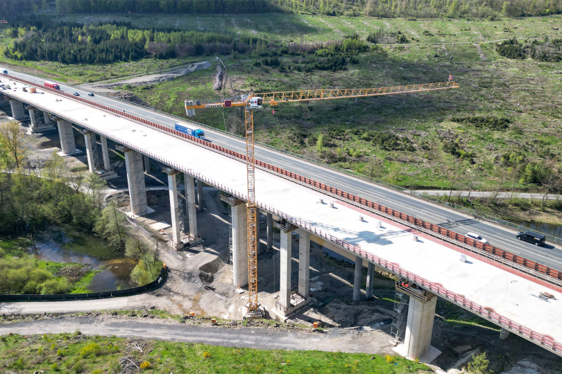 Angedockt: Meilenstein an der A45-Talbrücke Landeskroner Weiher 