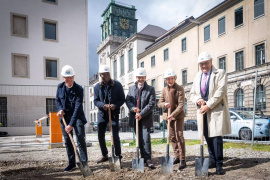 Spatenstich für ein architektonisches Juwel, die „Ingeborg Pohl Kinderoase an der TUM“, v.l.: Architekt und TUM-Professor Hermann Kaufmann, Pritzker-Preisträger und TUM-Professor Francis Kéré, TUM-Präsident Prof. Thomas F. Hofmann, Stifterin Ingeborg Pohl, TUM-Kanzler Albert Berger. Foto: Andreas Heddergott / TUM