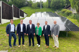 Dr. Thomas Zumbrunnen, Staatliches Bauamt Traunstein, Peter Maltan, Staatliches Bauamt Traunstein, Bayerns Verkehrsminister Christian Bernreiter, Resi Schmidhuber, stellvertretende Landrätin des Landkreises Traunstein, Dr. Christian Hümmer, Oberbürgermeister der Stadt Traunstein, und Michael Wimmer, 1. Bürgermeister der Gemeinde Surberg, vor der neuen Photovoltaik-Anlage (v.l.n.r.). Foto: StMB