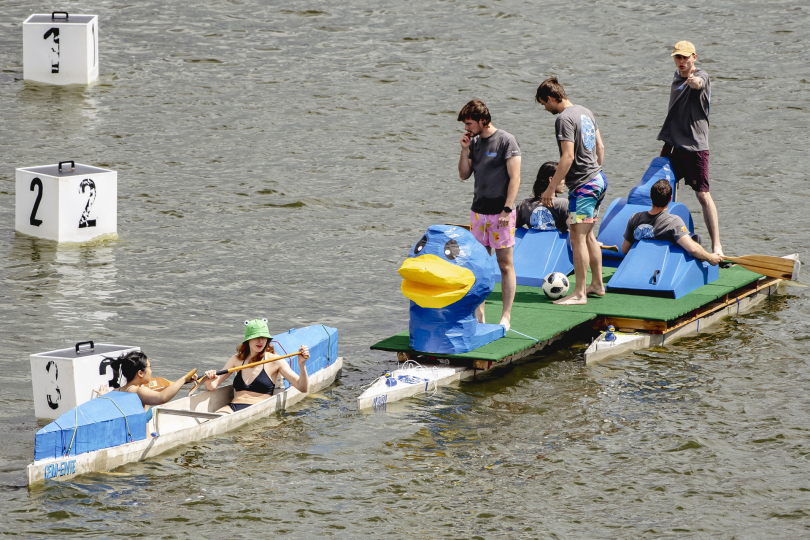 Für ihr Wettkampkanu erhielt die RWTH Aachen den Konstruktionspreis, in der Offenen Klasse überzeugte sie mit Beton-Tretboot „Karl“ (Foto: IZB/ Sascha Steinbach).