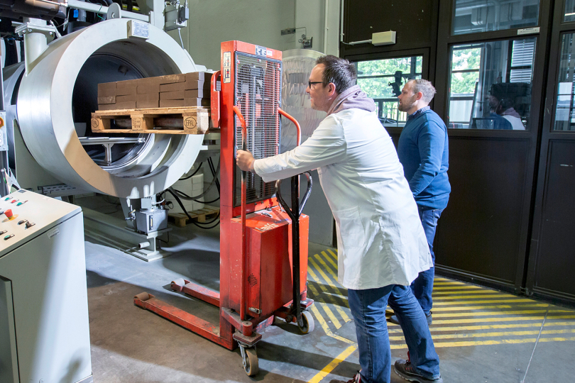 Michael Prokein (l.) und Jannick Armenat von Ruhrstoffbauwerke an der vorindustriellen Anlage zur Härtung von Baustoffen und CO2-Speicherung. © Fraunhofer Umsicht
