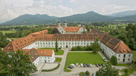 Als Reallabore dienten unter anderem zwei Räume im Kloster Benediktbeurern. Die Forschenden haben den neu sanierten Raum 'Forum Heimat' akustisch optimiert (Foto ganz oben). Fotos: Fraunhofer IBP
